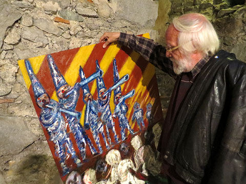 Llu&iacute;s Bosch Mart&iacute; preparant les obres de l'exposici&oacute; Gironacord 2015