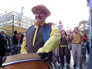 Fires 2015. Cercavila d'inici de Fires amb Fal&middot;lera Gironina, els gegants de Santa Eug&egrave;nia, els gegants de l'Esquerra del Ter, la Mula Baba i la Girona Marxing Band