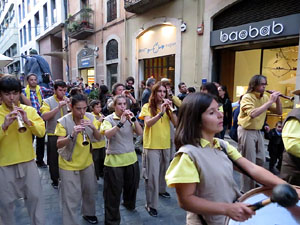 Fires 2015. Cercavila d'inici de Fires amb Fal&middot;lera Gironina, els gegants de Santa Eug&egrave;nia, els gegants de l'Esquerra del Ter, la Mula Baba i la Girona Marxing Band