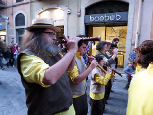 Fires 2015. Cercavila d'inici de Fires amb Fal&middot;lera Gironina, els gegants de Santa Eug&egrave;nia, els gegants de l'Esquerra del Ter, la Mula Baba i la Girona Marxing Band