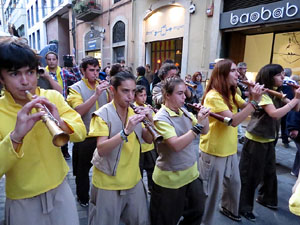 Fires 2015. Cercavila d'inici de Fires amb Fal&middot;lera Gironina, els gegants de Santa Eug&egrave;nia, els gegants de l'Esquerra del Ter, la Mula Baba i la Girona Marxing Band