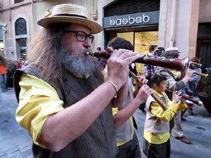 Fires 2015. Cercavila d'inici de Fires amb Fal&middot;lera Gironina, els gegants de Santa Eug&egrave;nia, els gegants de l'Esquerra del Ter, la Mula Baba i la Girona Marxing Band