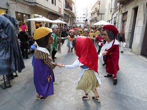 Fires 2015. Cercavila d'inici de Fires amb Fal&middot;lera Gironina, els gegants de Santa Eug&egrave;nia, els gegants de l'Esquerra del Ter, la Mula Baba i la Girona Marxing Band