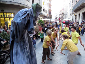 Fires 2015. Cercavila d'inici de Fires amb Fal&middot;lera Gironina, els gegants de Santa Eug&egrave;nia, els gegants de l'Esquerra del Ter, la Mula Baba i la Girona Marxing Band