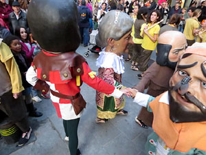 Fires 2015. Cercavila d'inici de Fires amb Fal&middot;lera Gironina, els gegants de Santa Eug&egrave;nia, els gegants de l'Esquerra del Ter, la Mula Baba i la Girona Marxing Band