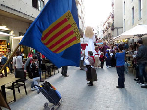 Fires 2015. Cercavila d'inici de Fires amb Fal&middot;lera Gironina, els gegants de Santa Eug&egrave;nia, els gegants de l'Esquerra del Ter, la Mula Baba i la Girona Marxing Band