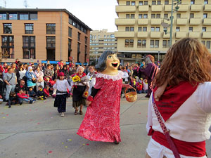 Fires 2015. Cercavila d'inici de Fires amb Fal&middot;lera Gironina, els gegants de Santa Eug&egrave;nia, els gegants de l'Esquerra del Ter, la Mula Baba i la Girona Marxing Band