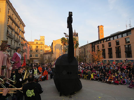 Fires 2015. Cercavila d'inici de Fires amb Fal&middot;lera Gironina, els gegants de Santa Eug&egrave;nia, els gegants de l'Esquerra del Ter, la Mula Baba i la Girona Marxing Band