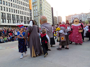 Fires 2015. Cercavila d'inici de Fires amb Fal&middot;lera Gironina, els gegants de Santa Eug&egrave;nia, els gegants de l'Esquerra del Ter, la Mula Baba i la Girona Marxing Band