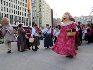 Fires 2015. Cercavila d'inici de Fires amb Fal&middot;lera Gironina, els gegants de Santa Eug&egrave;nia, els gegants de l'Esquerra del Ter, la Mula Baba i la Girona Marxing Band