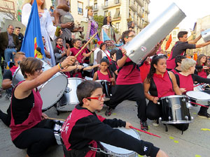 Fires 2015. Cercavila d'inici de Fires amb Fal&middot;lera Gironina, els gegants de Santa Eug&egrave;nia, els gegants de l'Esquerra del Ter, la Mula Baba i la Girona Marxing Band