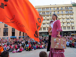 Fires 2015. Cercavila d'inici de Fires amb Fal&middot;lera Gironina, els gegants de Santa Eug&egrave;nia, els gegants de l'Esquerra del Ter, la Mula Baba i la Girona Marxing Band