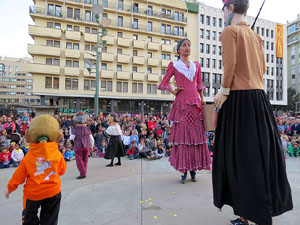 Fires 2015. Cercavila d'inici de Fires amb Fal&middot;lera Gironina, els gegants de Santa Eug&egrave;nia, els gegants de l'Esquerra del Ter, la Mula Baba i la Girona Marxing Band