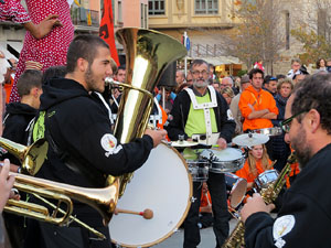 Fires 2015. Cercavila d'inici de Fires amb Fal&middot;lera Gironina, els gegants de Santa Eug&egrave;nia, els gegants de l'Esquerra del Ter, la Mula Baba i la Girona Marxing Band