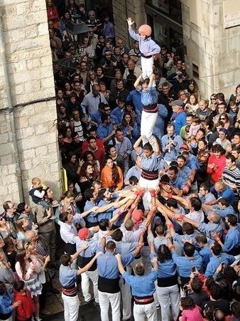 Entrada a la pla&ccedil;a del pilar dels Marrecs de Salt