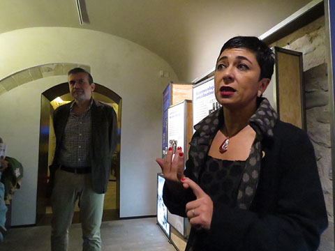 S&iacute;lvia Planas, directora dels Museus d'Hist&ograve;ria de Girona i d'Hist&ograve;ria dels Jueus i el comissari de l'exposici&oacute; Josep Calvet, durant la inauguraci&oacute;