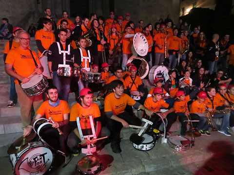 Foto de fam&iacute;lia de les formacions que han participat a la Girona Grand Parade