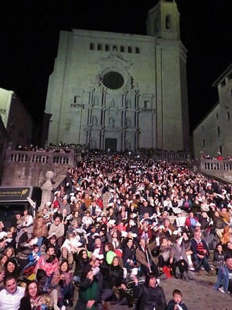 Actuaci&oacute; del grup Terra Endins a les escales de la Catedral
