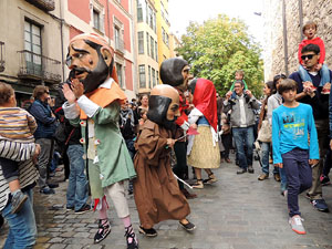 Fires 2015. Passejada pel Barri Vell amb els capgrossos de Girona