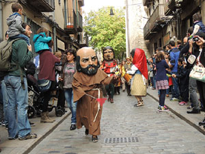 Fires 2015. Passejada pel Barri Vell amb els capgrossos de Girona