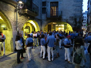 Fires 2015. Els Marrecs de Salt aixequen un pilar a la pla&ccedil;a del Ra&iuml;m 