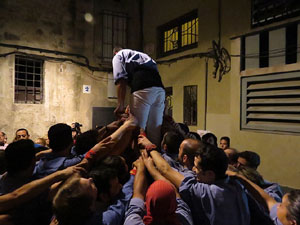 Fires 2015. Els Marrecs de Salt aixequen un pilar a la pla&ccedil;a del Ra&iuml;m 