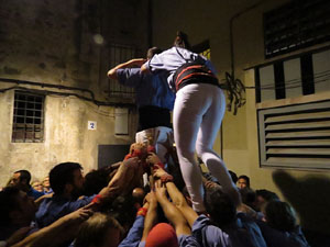 Fires 2015. Els Marrecs de Salt aixequen un pilar a la pla&ccedil;a del Ra&iuml;m 