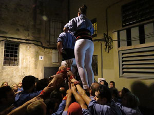 Fires 2015. Els Marrecs de Salt aixequen un pilar a la pla&ccedil;a del Ra&iuml;m 