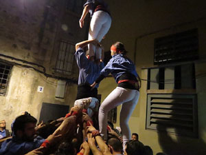 Fires 2015. Els Marrecs de Salt aixequen un pilar a la pla&ccedil;a del Ra&iuml;m 