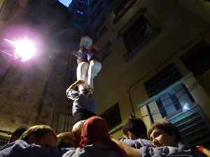 Fires 2015. Els Marrecs de Salt aixequen un pilar a la pla&ccedil;a del Ra&iuml;m 