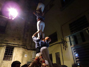 Fires 2015. Els Marrecs de Salt aixequen un pilar a la pla&ccedil;a del Ra&iuml;m 