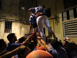 Fires 2015. Els Marrecs de Salt aixequen un pilar a la pla&ccedil;a del Ra&iuml;m 