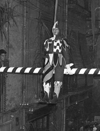 El Tarl&agrave;, el 20 d'agost 1960. Espectacle durant les Festes del carrer de l'Argenteria. Recuperaci&oacute; de la tradici&oacute; de fer girar el Tarl&agrave;, despr&eacute;s de gaireb&eacute; 10 anys de par&egrave;ntesi