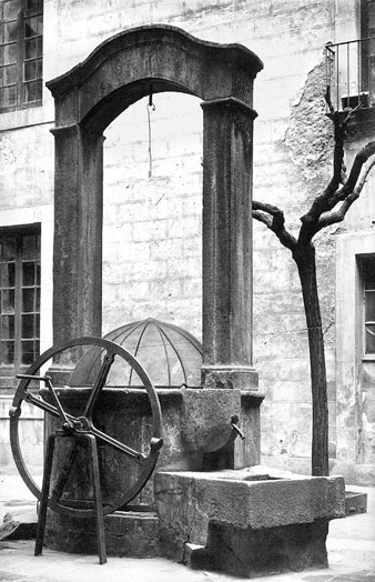 Pou i bomba al pati de l'hospital de Santa Caterina.  1920-1930