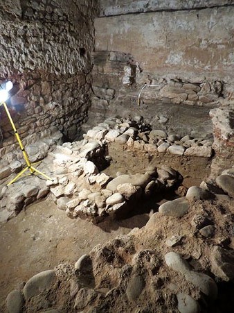 Estat de l'excavaci&oacute;. Al costat del mur baix s'aprecia el crani pendent d'extreure