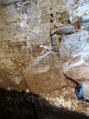 Inici de l'arc m&eacute;s proper al carrer, el tercer de l'edifici, localitzat durant l'excavaci&oacute;
