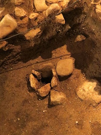 Perforacions al s&ograve;l, on s'ubicaven puntals de fusta de les estructures internes de l'edifici