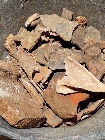 Fragments cer&agrave;mics i restes &ograve;ssies pendents d'analitzar i classificar