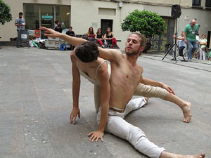 inund'ART 2016. Dansa a la pla&ccedil;a Mercaders amb Agitart