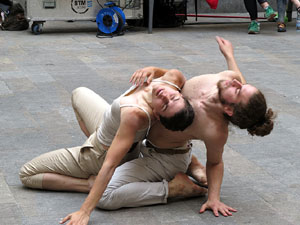 inund'ART 2016. Dansa a la pla&ccedil;a Mercaders amb Agitart
