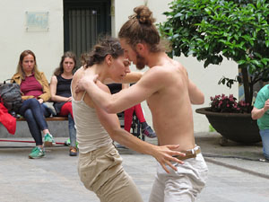 inund'ART 2016. Dansa a la pla&ccedil;a Mercaders amb Agitart