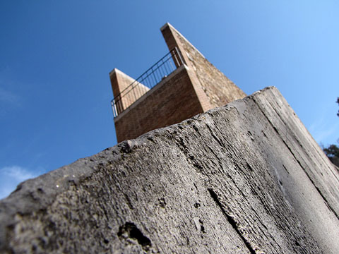 Inici de la muralla des del Jard&iacute; de la Inf&agrave;ncia. En primer terme, el refugi antiaeri
