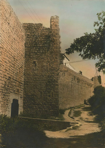 Muralla de les Pedreres, amb la torre del Portal Nou en primer terme i m&eacute;s enll&agrave; la torre dels Socors