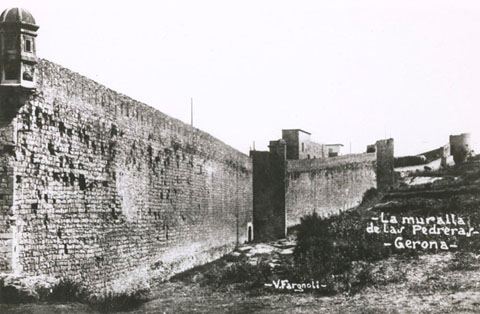Vista general de la muralla de les Pedreres. S'observen la torre del Portal Nou, la dels Socors i la de Sant Dom&egrave;nec. 1917-1936