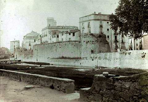 Tram de muralla del riu a l'altura del Portal del Carme. Al fons a l'esquerra, el portal de l'&Agrave;ngel i la palanca d'en Vila. 1901-1902