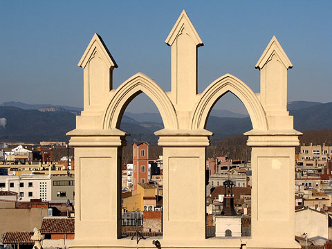 Espadanya del centre Maria Gay. A trav&eacute;s de l'ull esquerra, s'observa la torre de les Aig&Uuml;es, i del dret, el campanar de l'Ajuntament
