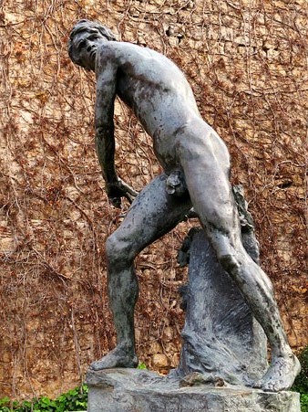 Monument Contra l'invasor, situat als jardins de l'inici de la muralla al Jard&iacute; de la Inf&agrave;ncia