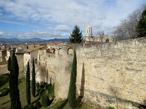 Itinerari de la Muralla. Des de la torre de Sant Dom&egrave;nec a la del Llamp