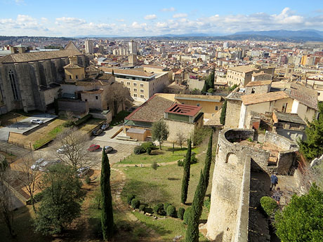 Vista parcial de Girona des del cam&iacute; de ronda de la muralla
