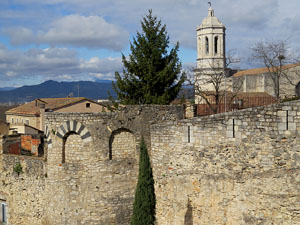 Itinerari de la Muralla. Des de la torre de Sant Dom&egrave;nec a la del Llamp
